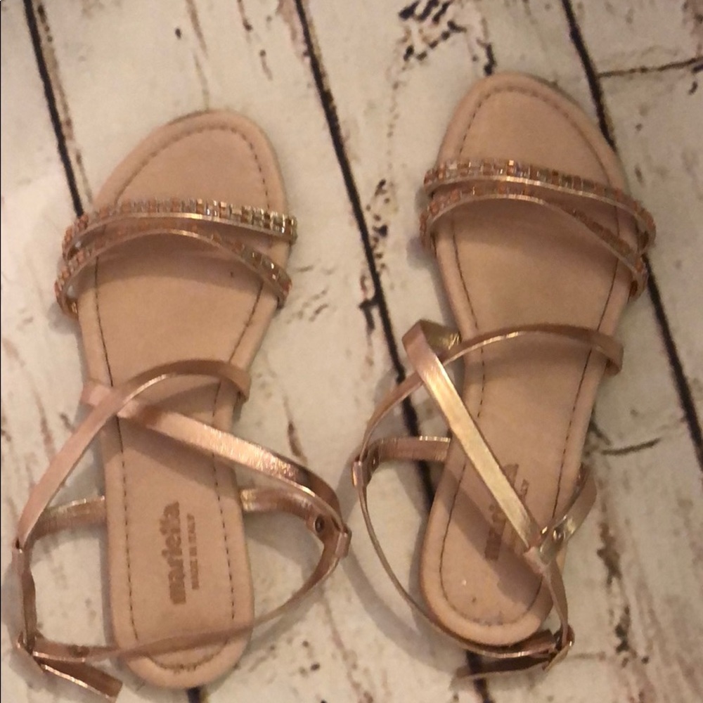 Mariella NWOB girls gold rhinestone sandals. EUC